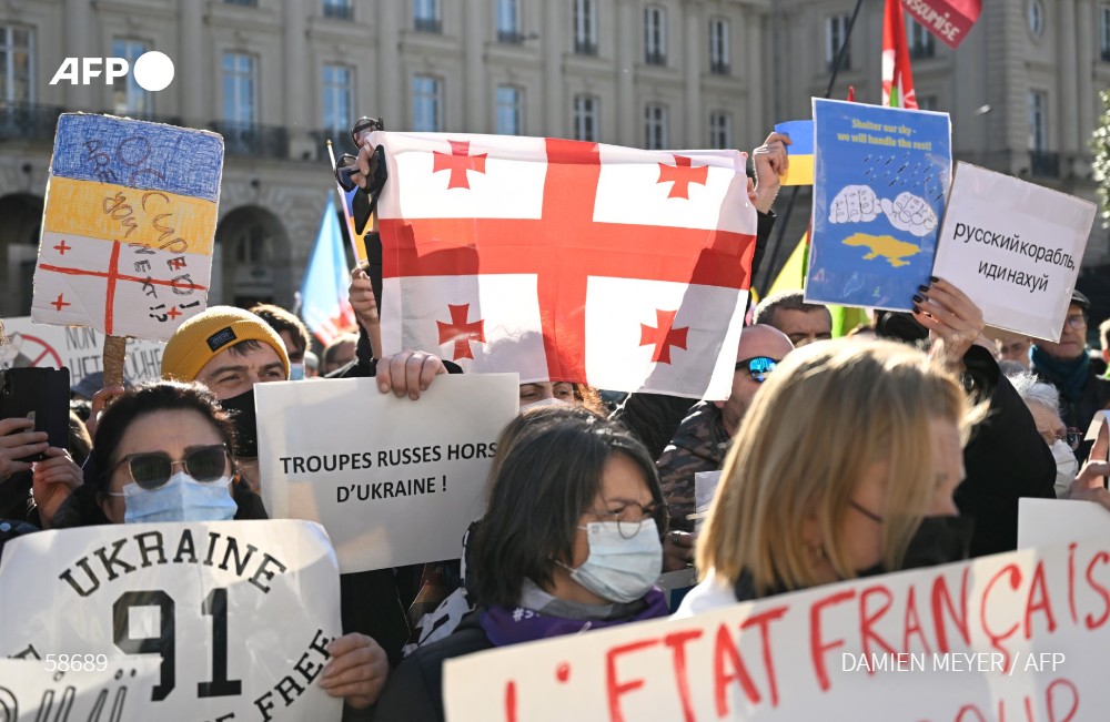 afpfr's tweet photo. [A LA UNE A 18H]
Les manifestations de solidarité avec l'#Ukraine contre l'invasion russe se multiplient à travers le monde, de l'Italie à la Géorgie en passant par l'Argentine #AFP 5/5 https://t.co/4YvX0GJaRl