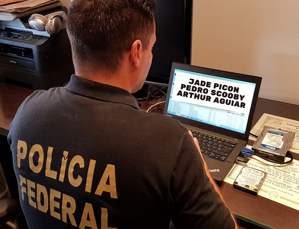 A PF neste momento, escutando a conversa do pessoal do #BBB22 
Kkkkkkkk