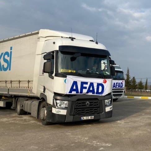 AFADBaskanlik's tweet photo. Öncü ekibimiz Ukrayna'ya ulaştı ve insani yardım çalışmalarına başladı.

Ukrayna halkının acil ihtiyaçları için hazırlanan 1.536 gıda kolisi, 240 aile çadırı, 200 yatak, 1.680 battaniye ve 18 genel maksat çadırı içeren insani yardım konvoyumuz da Ukrayna yolunda 🇹🇷🇺🇦 https://t.co/0bS9HnuXVD
