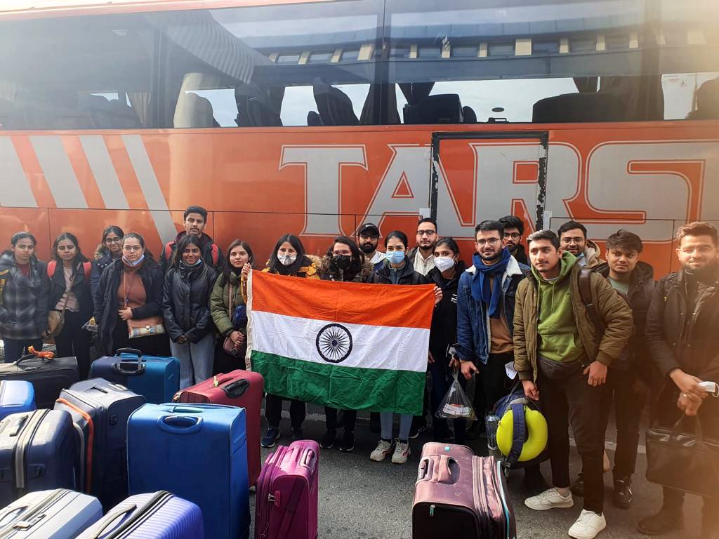 jat_unique_01's tweet photo. #OperationGanga 🇮🇳 continues. 

The second flight from Bucharest has taken off for Delhi with 250 Indian nationals. 
𝚆𝚎𝚕𝚌𝚘𝚖𝚎🙌  𝚋𝚊𝚌𝚔 𝚑𝚘𝚖𝚎 🇮🇳.
#UkraineRussiaWar
#IndiansInUkraine https://t.co/0GCYcDLYFN https://t.co/PQ1kGHzQeJ