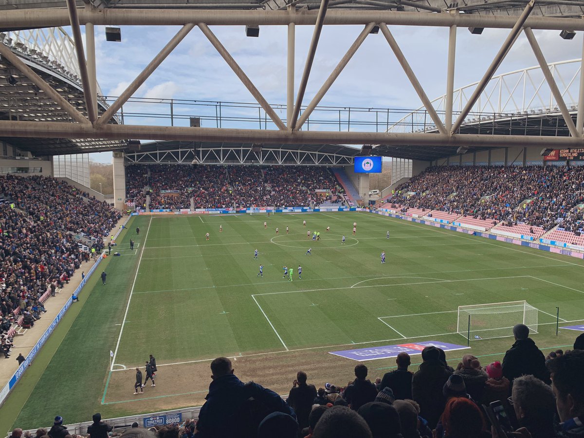 A full house at the DW to watch plenty of handbags and two poor sides.