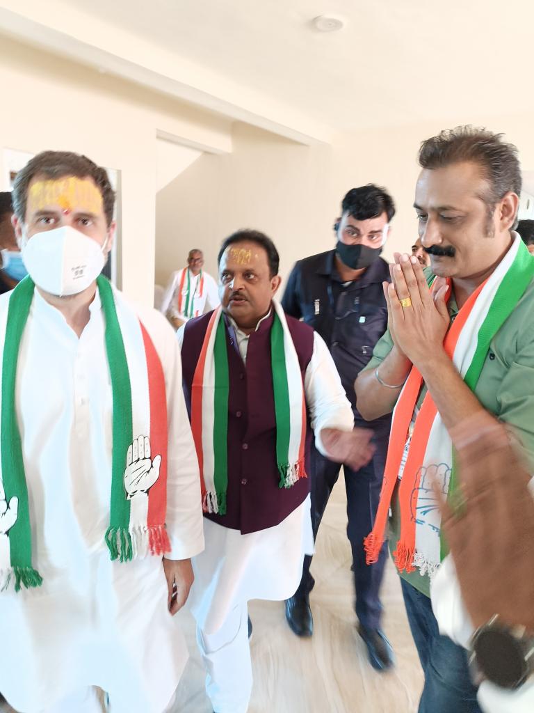 गुजरात द्वारका की पावन भूमि पर <a href="/INCGujarat/">Gujarat Congress</a> की " चिंतन शिबिर " में हिस्सा लिया। 
<a href="/RaghusharmaINC/">Dr. Raghu Sharma</a>
<a href="/priyankagandhi/">Priyanka Gandhi Vadra</a>
<a href="/jagdishthakormp/">Jagdish Thakor</a>
<a href="/ashokgehlot51/">Ashok Gehlot</a>
<a href="/arjunmodhwadia/">Arjun Modhwadia</a>
@Ambarishdermla
<a href="/srinivasiyc/">Srinivas BV</a>
<a href="/HardikPatel_/">Hardik Patel</a>
<a href="/shaktisinhgohil/">Shaktisinh Gohil MP</a>
<a href="/RahulGandhi/">Rahul Gandhi</a> 
<a href="/Congressgpcc/">INC Social Media</a>
 <a href="/JitendraBaghel_/">Jitendra Baghel / जितेन्द्र बघेल</a>
<a href="/AmitChavdaINC/">Amit Chavda</a>