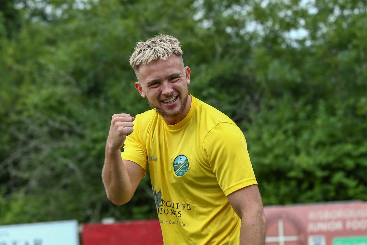 AscotUnitedFC's tweet photo. SUPPORTERS MOM 🏅 

@scottty_ 

Another superb performance, amazing work rate, an assist and a quality goal 👏👏👏

#WeAreAscot💛💙 https://t.co/BozZT6MZI0