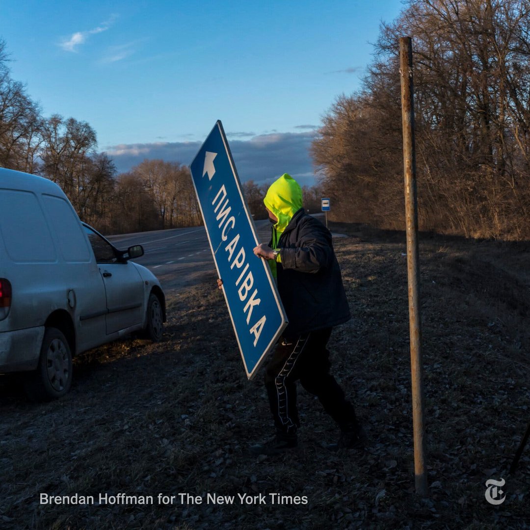 Road service employees are dismantling road signs across Ukraine in order to complicate navigation for the invading Russian troops. nyti.ms/3BV0yyC