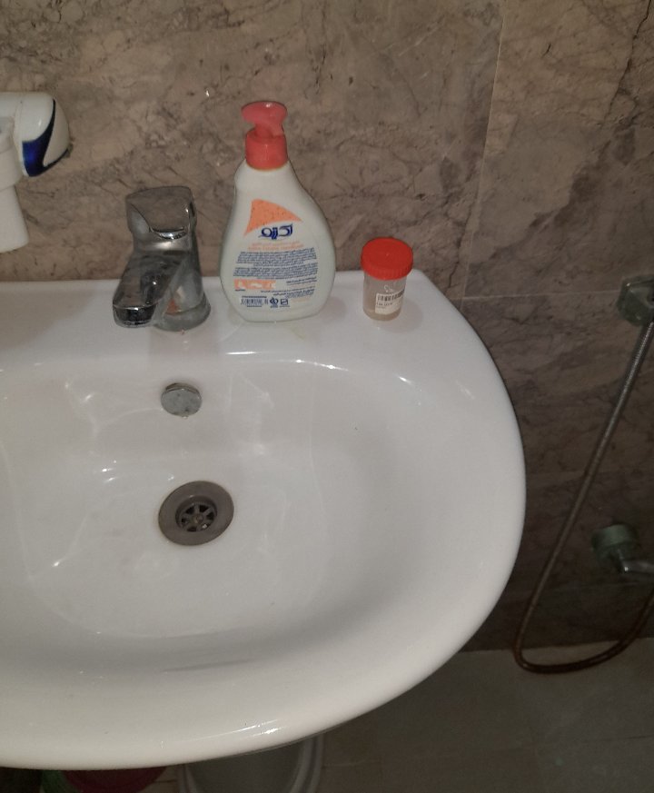 امروز آزمایشِ خون و تست اسپرم داشتم!!!
مسول نمونه‌گیری یه دخترِ حدود ۲۵ ساله بود و بعد از خون گرفتن،، اون قوطی رو داد و گفت بی‌زحمت برید توی سرویس‌بهداشتی و اسپرمتون‌رو بریزید توش!!!

پ‌ن: اصلا نمیخوام به اون نیم‌ساعتی که توی سرویس‌بهداشتیِ آزمایشگاه بودم حتی فکر کنم!!!
☹☹☹