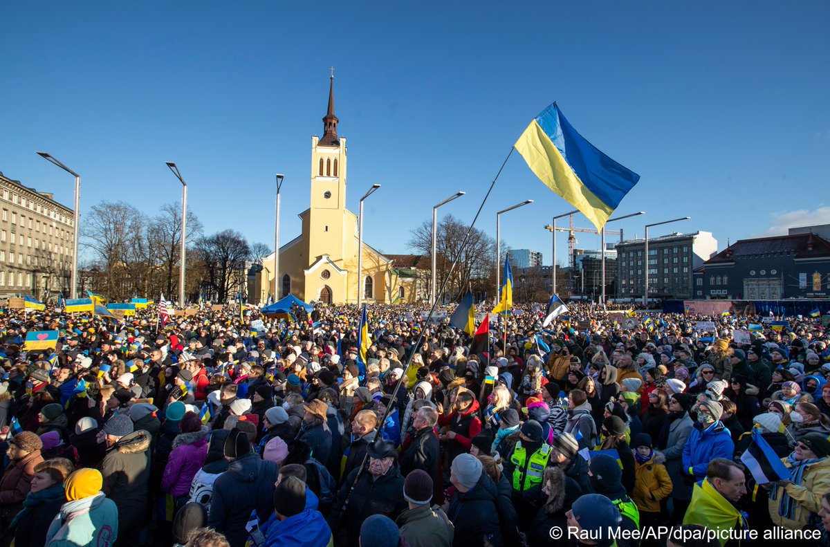 dw_russian's tweet photo. 🇪🇪🇺🇦Так сегодня выглядел Таллинн. На акцию солидарности с Украиной вышли около 30 000 человек - такие цифры приводит местная полиция https://t.co/Jlke5Tb8IB