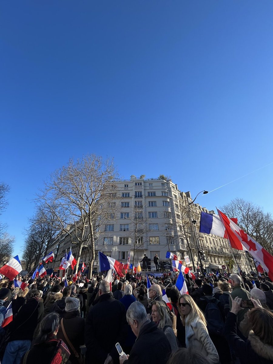 « On n’aura pas la paix avec tous ceux qui nous font la guerre depuis si longtemps ! L’OTAN, l’UE, les Biden, Trudeau et Macron ! » Une superbe foule française en plein Paris réunie pour la liberté et la paix, la vraie ! 🇫🇷🇫🇷🇫🇷