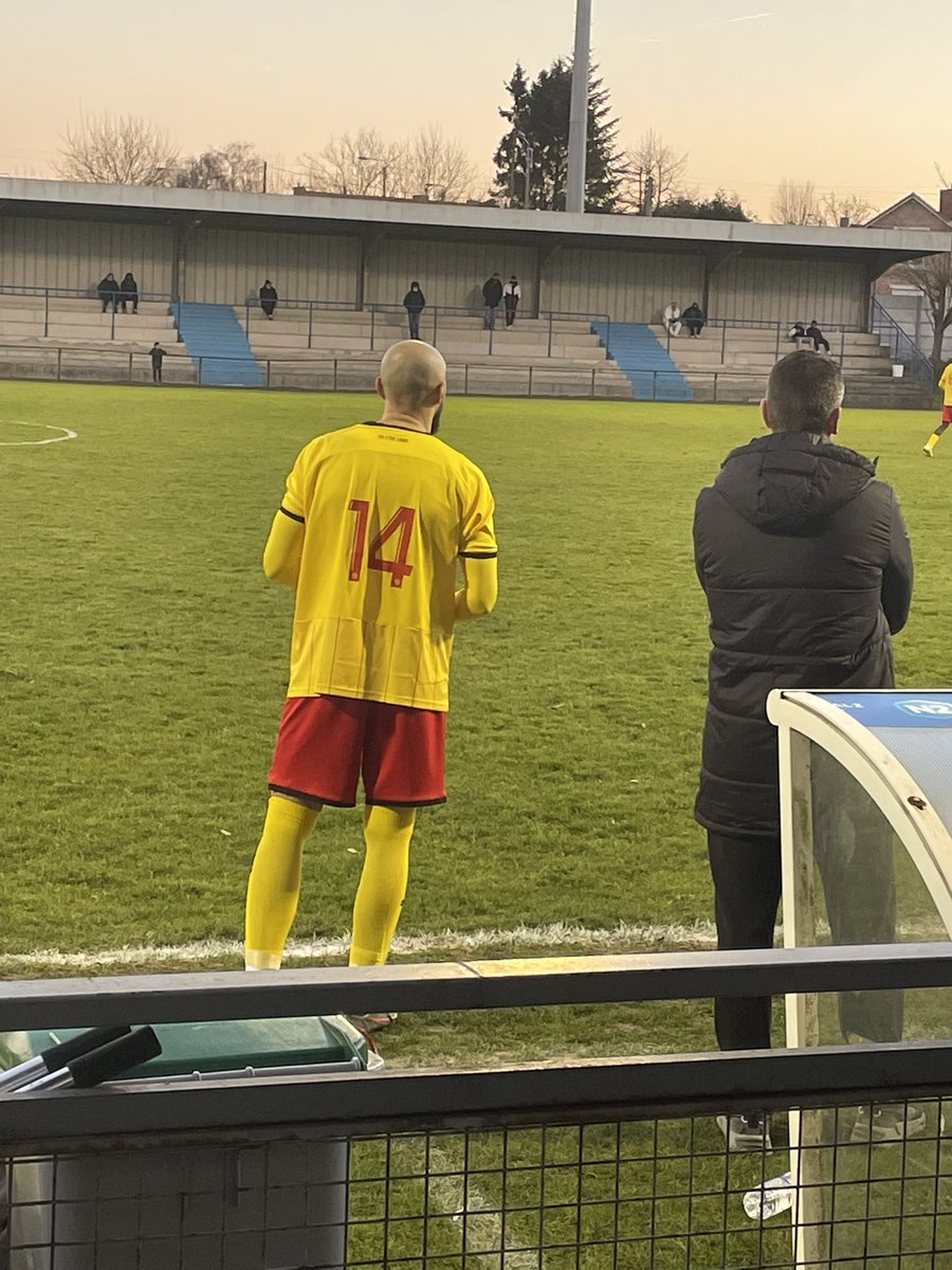 RCLAcademy's tweet image. 10 ans après son départ, Bilal Hamdi est de retour sur les terrains pour la réserve Lensoise. Il remplace Sean Tormin. #rclens