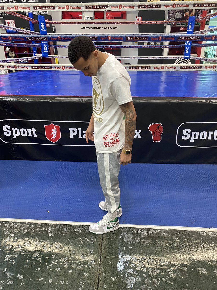 reesy__'s tweet photo. Fight night ✅ #strapseason https://t.co/yuyanvFBAz