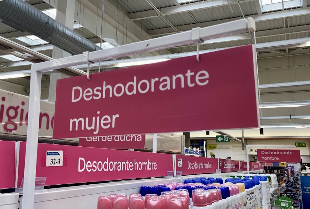 XoseCastro's tweet image. En el @CarrefourES de Talavera está pasando ESTO. Carteles del tamaño de un alero de la selección de baloncesto. No respondáis, no puedo leer; acabo de arrancarme los ojos.

#HaberEstudiao
(Gracias, @martachico)