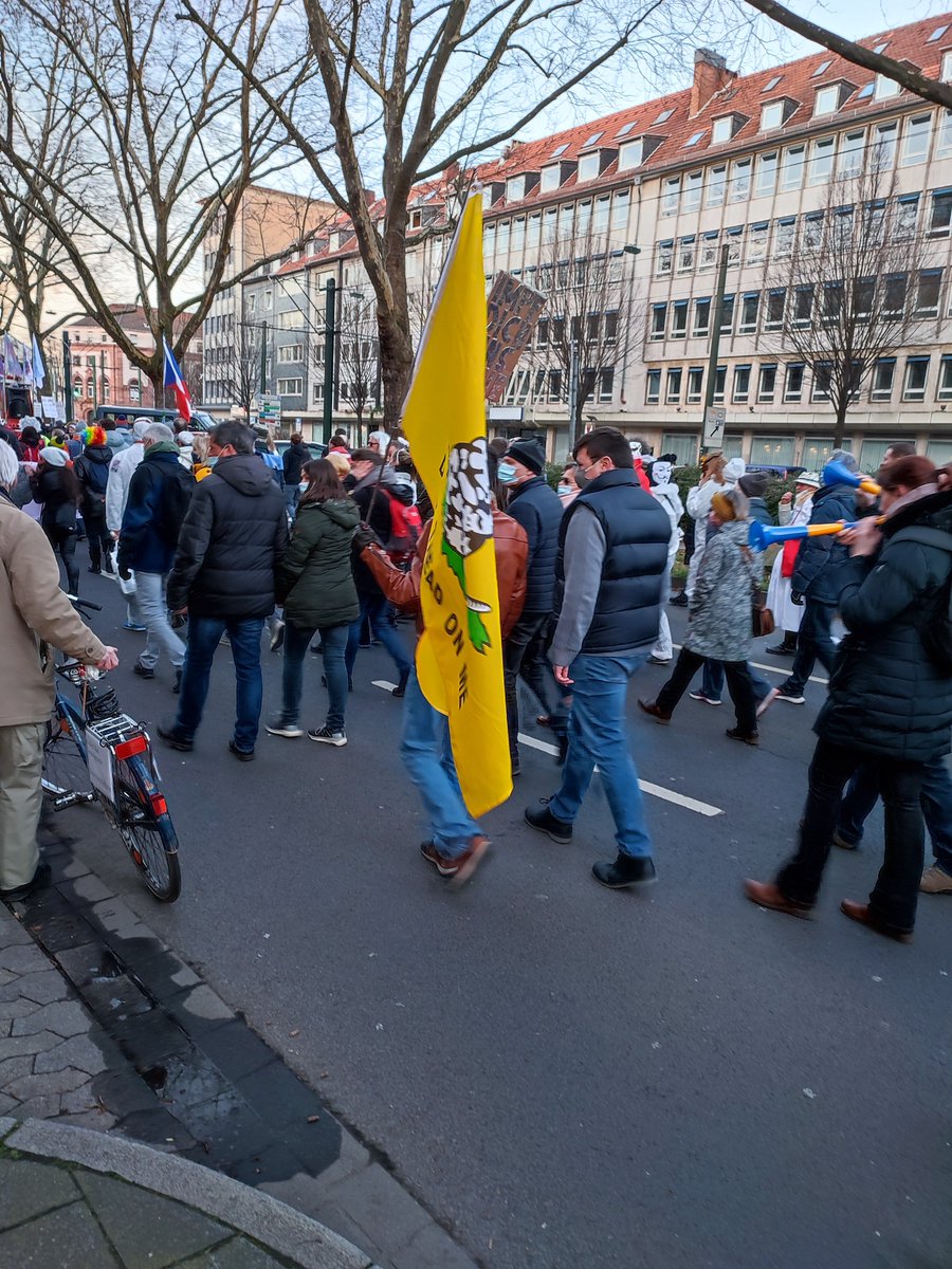 PropagandaPeter's tweet photo. @infozentrale Welche Fahne ist das? #dus2602 https://t.co/amvuia2GBE