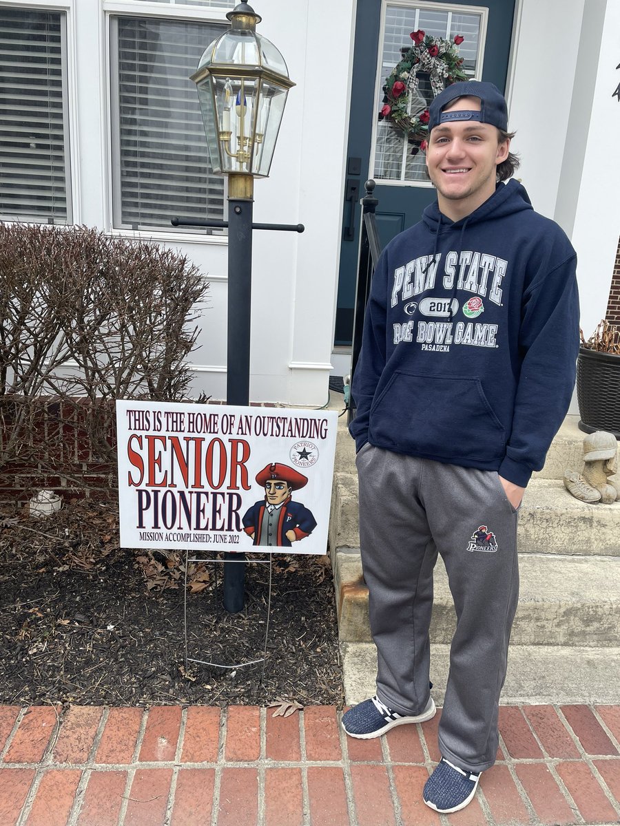 JenJenEhr's tweet photo. So thankful for the Patriot staff for always making our kids feel important ♥️💙 #PioneerSeniors22 @THEPatriotHS @PioneersPHS https://t.co/BbvPmdeWT5