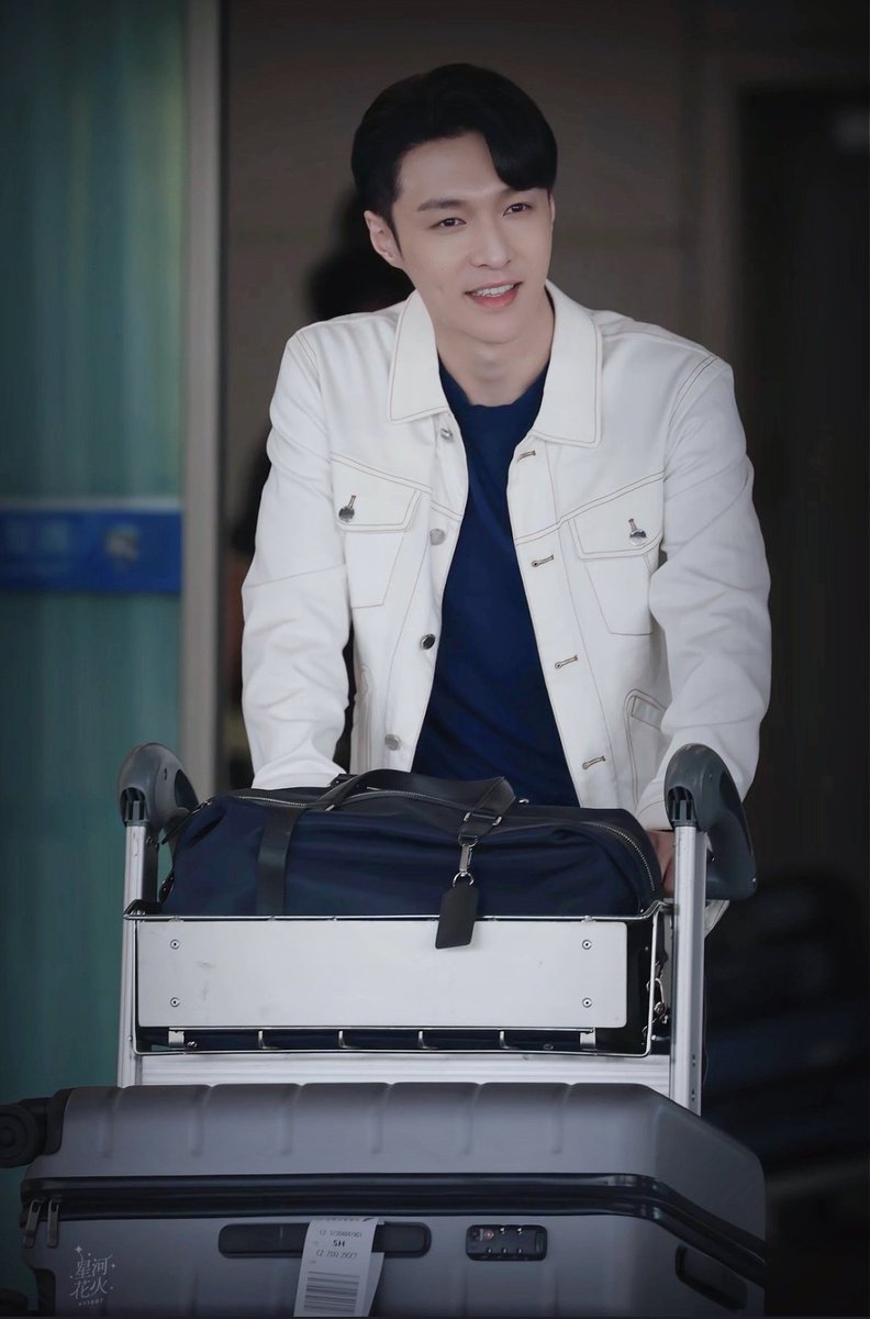 ArabLayZhang's tweet photo. صور ييشينغ من كواليس Challenges at Midlife تاني ألطف حاجه ممكن تشوفها بعد ييشينغ نفسه🥺

@layzhang #Yixing https://t.co/w5NSZUDCv2