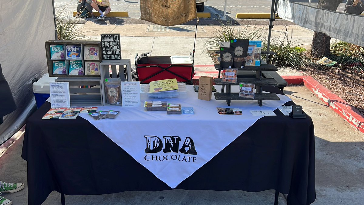 GabrielEstes18's tweet photo. @dna_chocolate practice ethical chocolate making. Their organic  chocolate is harvest straight from the bean. #chocolate #phoenixfarmersmarket #dnachocolate https://t.co/4VOMLvjao9