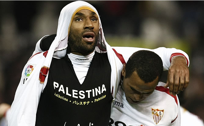 A mi me parece genial que en los juegos de fútbol salgan con pancartas que digan "Alto a la guerra" pero me hace recordar que a Kanouté hace unos años lo sancionaron por pedir lo mismo, solo que en esa ocasión el ataque era a Palestina (Todavía lo es)