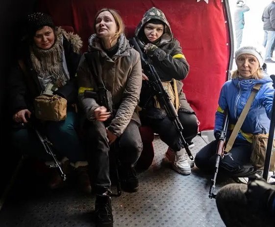 KylaInTheBurgh's tweet photo. These are Ukrainian women in Kyiv who have taken up arms to defend their city. Not only is this heroic, but it's one of the most inspiring images I have ever seen. Ukrainian men &amp; women deserve the utmost respect. Fuck Putin. https://t.co/hJevE0bNn7