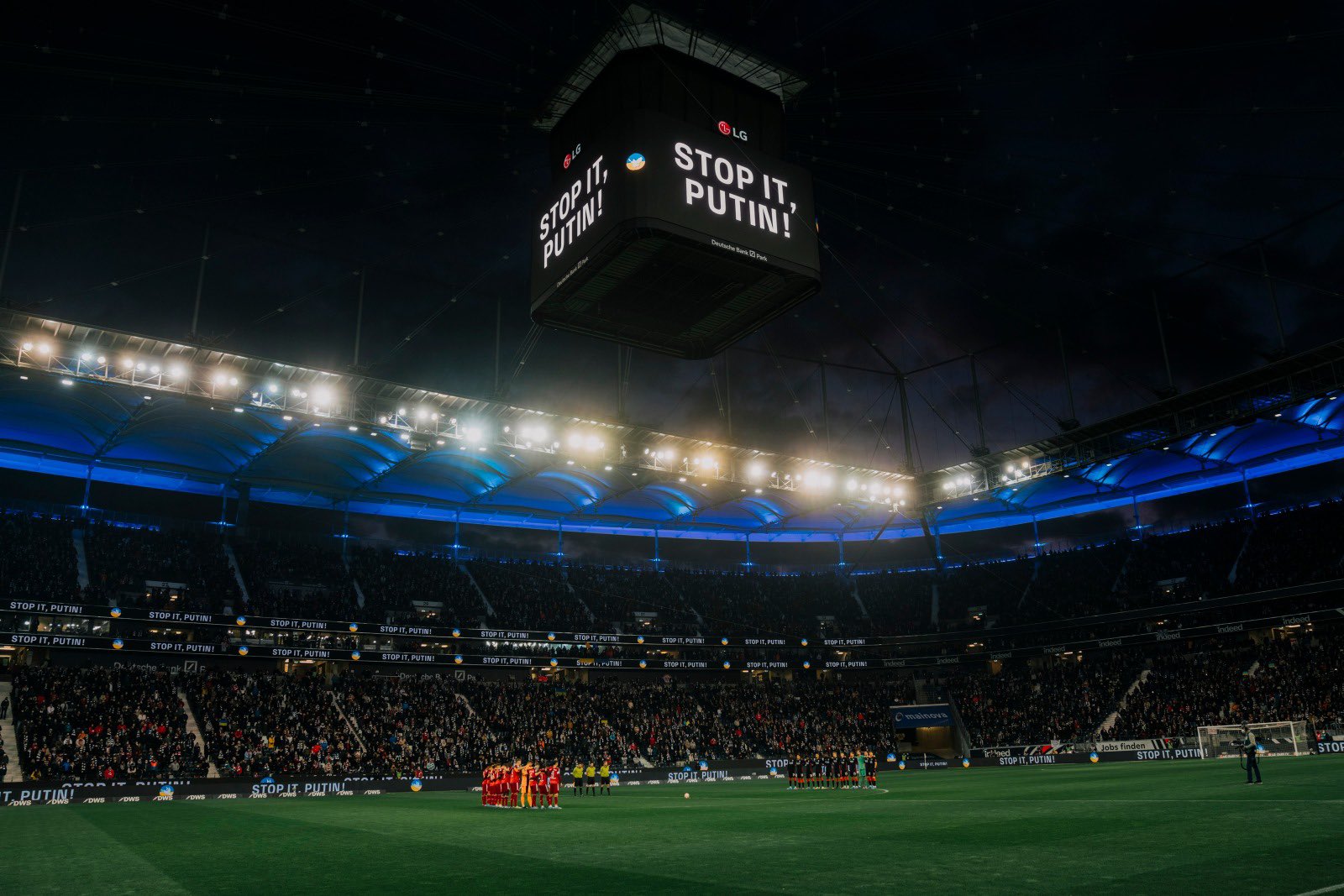 Eintracht Frankfurt Both Teams Gathered For A Minute S Silence Before Kick Off To Commemorate The Victims Of The War In Ukraine Eintracht Frankfurt Stands For Peace And Against War And Violence
