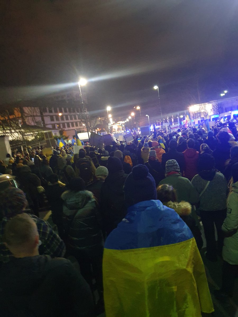 Jesteśmy przed ambasadą barbarzyńcy, żeby przypomnieć, że wolna #Ukraina to wolna Europa!