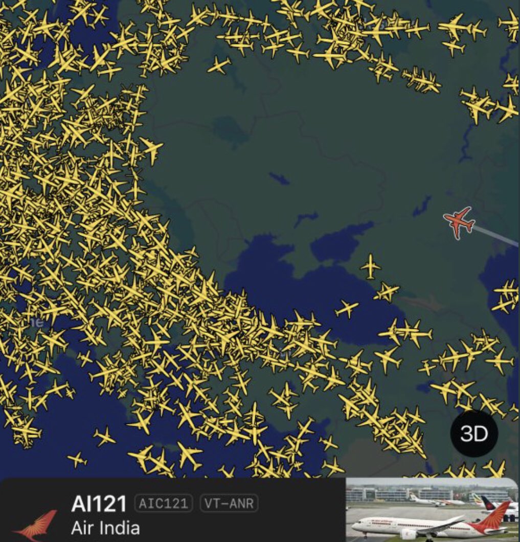 _capaldeus's tweet photo. el avión  //  el piloto https://t.co/qUZOqpuLRh
