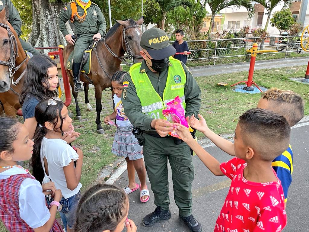 PoliciaDEMAM's tweet photo. 🏞🎢 Un tarde de alegría y juegos vivieron nuestros niños y padres de familia en el parque Inscredial en #Barrancabermeja por parte de @CarabinerosCol , #Eduba y #Prevención compartimos lúdicas y mensajes de enseñanza escolar.
#EsUnHonorSerPolicía https://t.co/erYRFl6rYj
