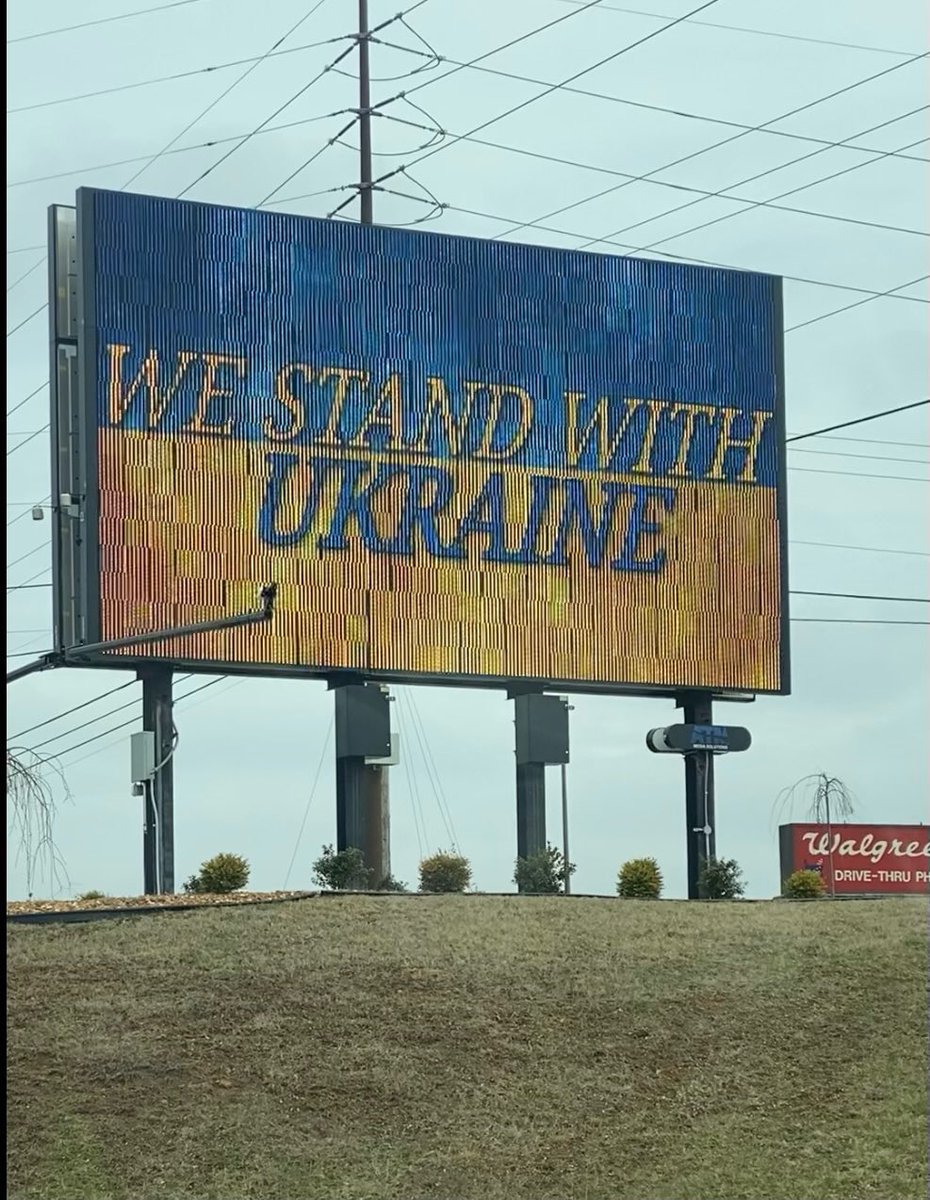 My hometown of Glasgow, #Kentucky  showing support for #Ukraine. 🇺🇦
#StandWithUkraine