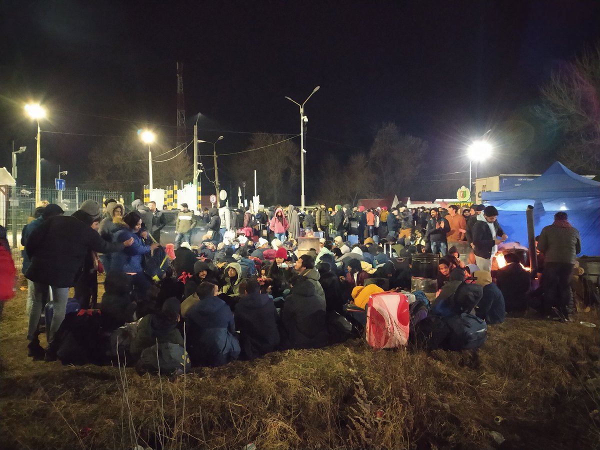 Sarthak_sak's tweet photo. Look at this crowd, we are at Romanian Border no help by Indian Embassy for Romania, no management we are freezing here in -ve temperatures, @MEAIndia isn't helping, Romanian gov isn't help, Indian Embassy guy's are making jokes about it. We are seeing racism by border security. https://t.co/LLu2N4Enns