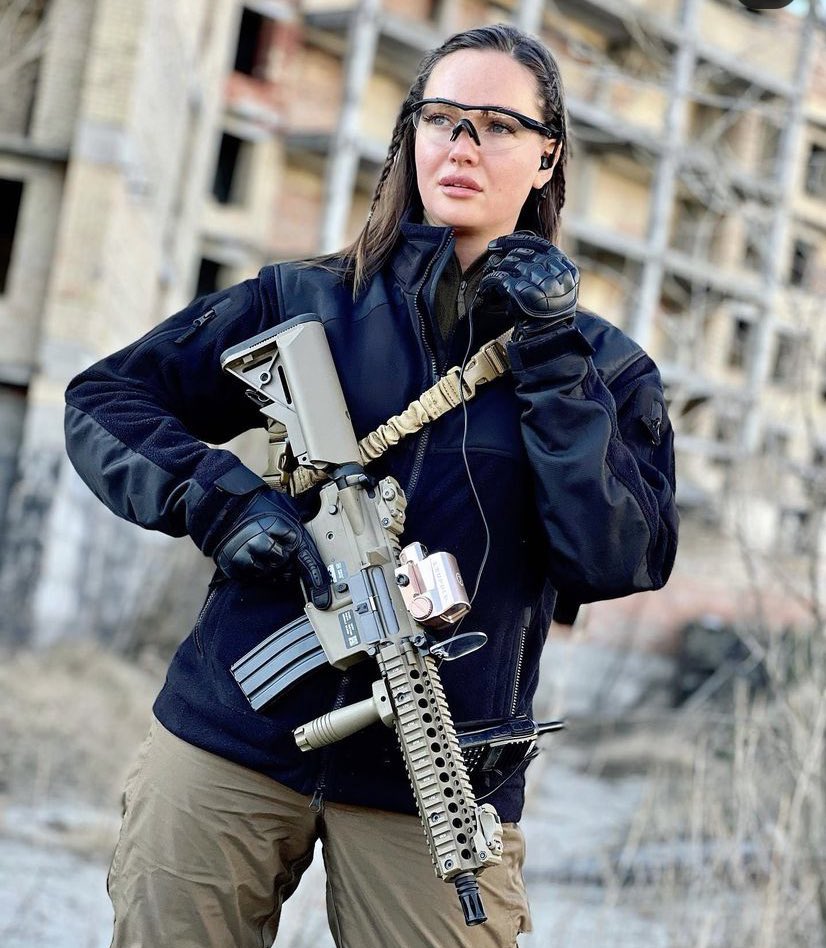 This is Miss Ukraine

As in, beauty pageant Miss Ukraine

🇺🇦