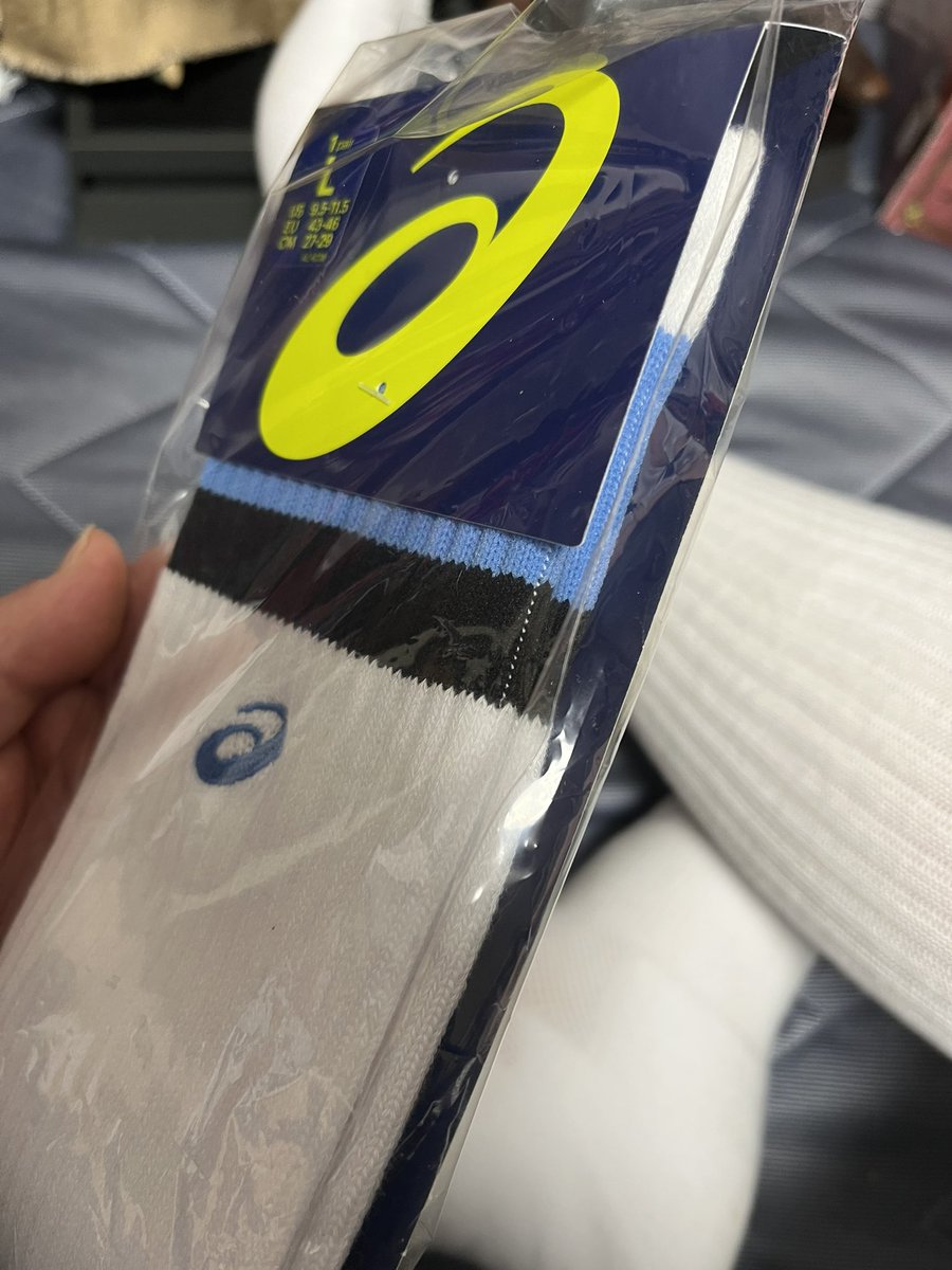 カスタムオーダーしていたアシックスのハイソックス到着
往年のあのハイソックスの感じイメージしてオーダーしたけどやっぱり下半分がないとコレじゃない感半端ないなぁ