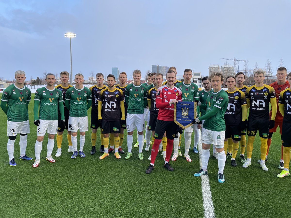 Leikur hafinn á Kópavigsvelli. Leikmenn beggja liða sýna samstöðu fyrir leik #nowar