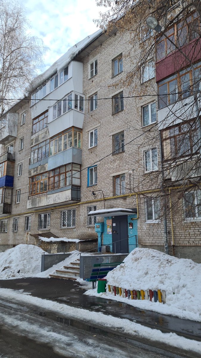 zmv163's tweet photo. Здравствуйте @ukoookompas. Уберите сугроб! Бабушки уже вторую неделю мне жалуются, что вы их завтраками кормите по телефону. А сейчас уже истерику у подъезда устроили. https://t.co/u2HSGmynPf
