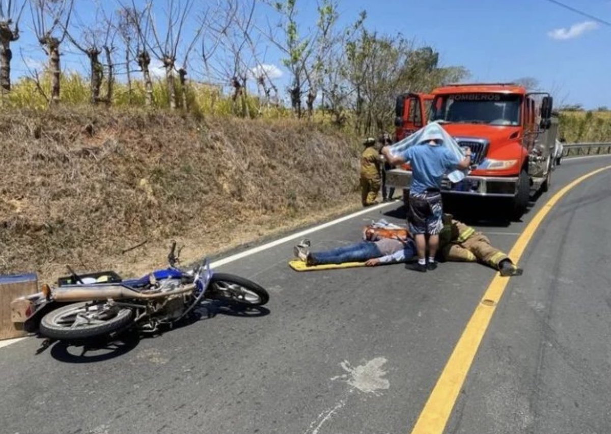 batistamiguel17's tweet photo. Motorizado accidentado en la vía Venao, estuvo en el pavimento por más de una hora esperando la llegada del @SUME911 Urge este sistema de emergencia en Pedasi
Pedasi cuenta con la oferta hotelera, gastronómica de la región de Azuero, 55km de Playa,Isla Iguana y muchas actividades https://t.co/GxeAZixsFo