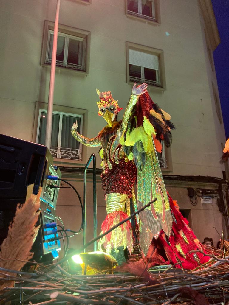 aelaflama_igd's tweet photo. 🔥 Avui som el Rei i la Reina Carnestoltes d'Igualada!

🦅 Som les aus Fènix que no es rendeixen i surten convençudes del niu amb el foc d’un nou començament. Som qui canvia de forma amb més decisió que mai i més lliure de les gàbies que abans ens empresonaven. #RevifemLaFlama https://t.co/Smpkq2v5WH