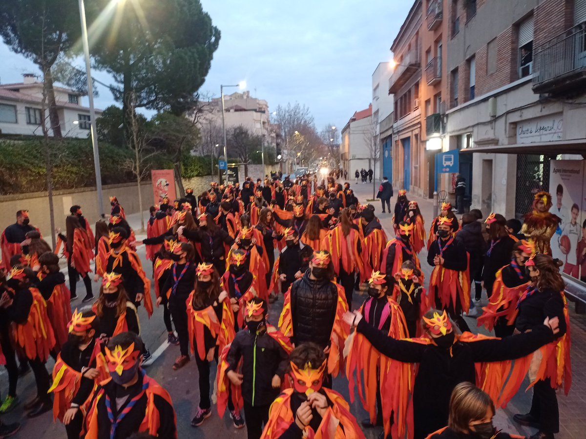 aelaflama_igd's tweet photo. 🔥 Avui som el Rei i la Reina Carnestoltes d'Igualada!

🦅 Som les aus Fènix que no es rendeixen i surten convençudes del niu amb el foc d’un nou començament. Som qui canvia de forma amb més decisió que mai i més lliure de les gàbies que abans ens empresonaven. #RevifemLaFlama https://t.co/Smpkq2v5WH