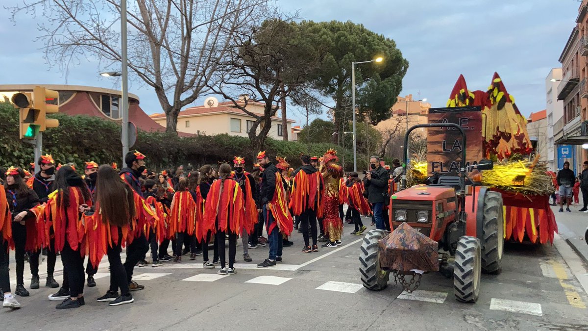 aelaflama_igd's tweet photo. 🔥 Avui som el Rei i la Reina Carnestoltes d'Igualada!

🦅 Som les aus Fènix que no es rendeixen i surten convençudes del niu amb el foc d’un nou començament. Som qui canvia de forma amb més decisió que mai i més lliure de les gàbies que abans ens empresonaven. #RevifemLaFlama https://t.co/Smpkq2v5WH