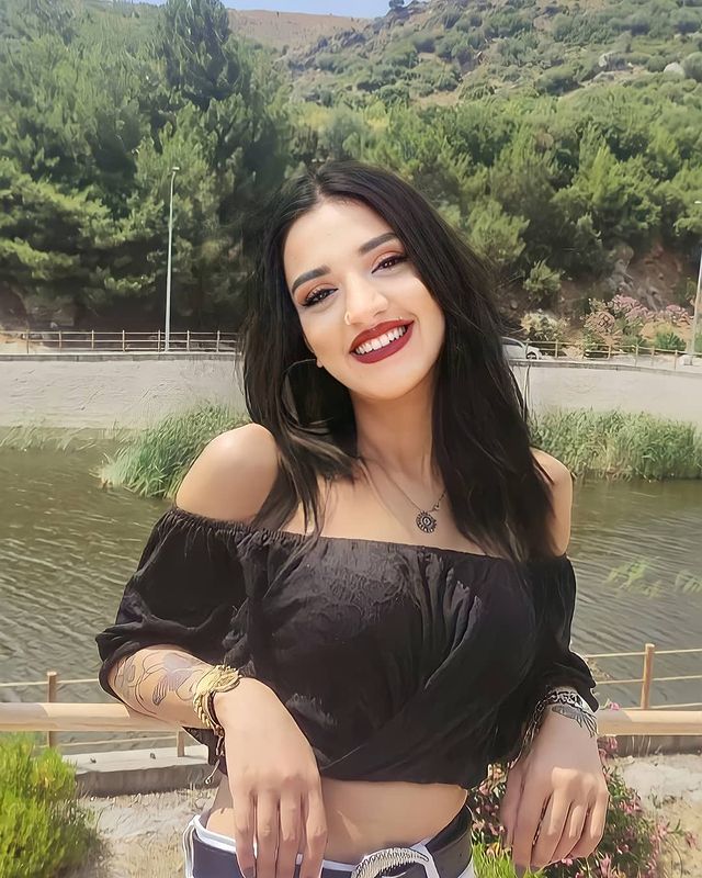 "Kimlerden Neler Beklemişim
Düşündükçe Gülüyorum Gerçekten"