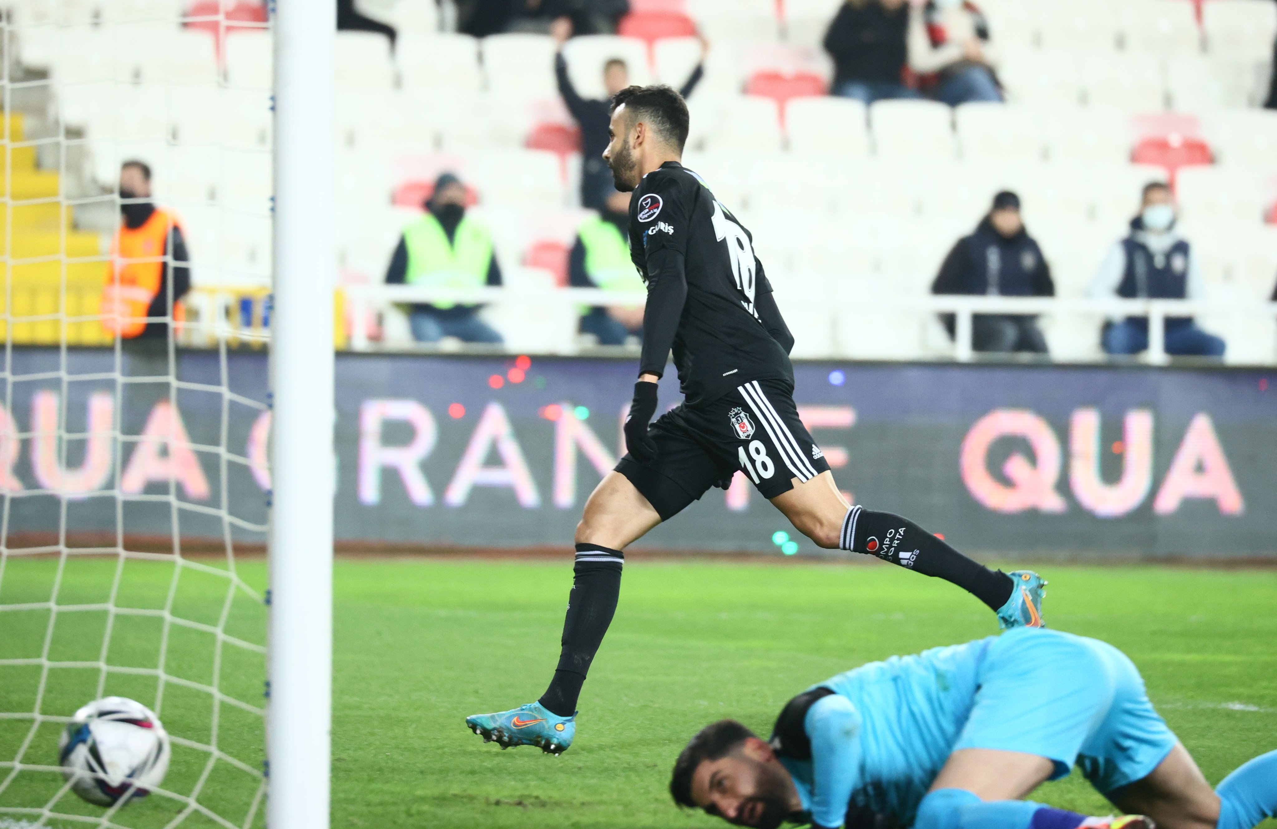 Beşiktaş-Altay maçında Ghezzal'in gol sevinci