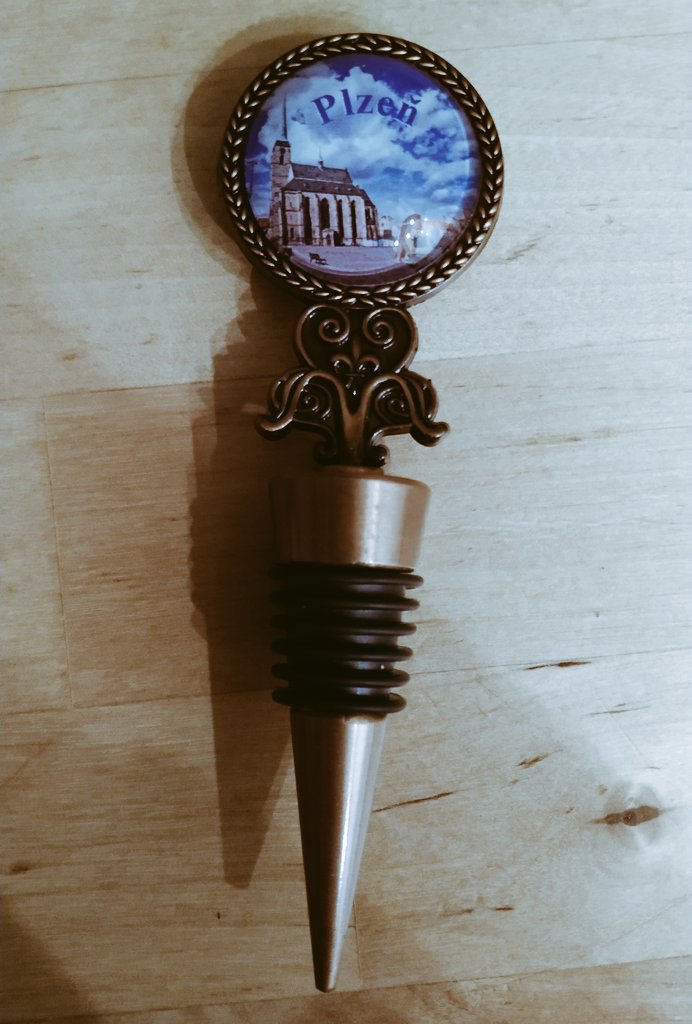 vestidet_negre's tweet photo. Al P també li va semblar bona idea fer-me arribar això amb les totes de @DayAfterRecs. Un tancador d'ampolles "so you have to not-finish-the-bottle to use it :D" 
#quinpaio #iquinafama https://t.co/rrKyw1hllo