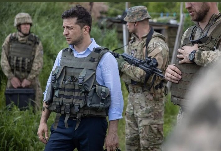 ashutoshtrip_'s tweet photo. The President of Ukraine is roaming the city of Kiev to protect his state. Sadly, everyone leaves your side when you need it most and you are the only one to come to your rescue. #UkraineRussiaWar #Ukraine #RussiaUkraineWarDay3 https://t.co/5HcaEyvVb4