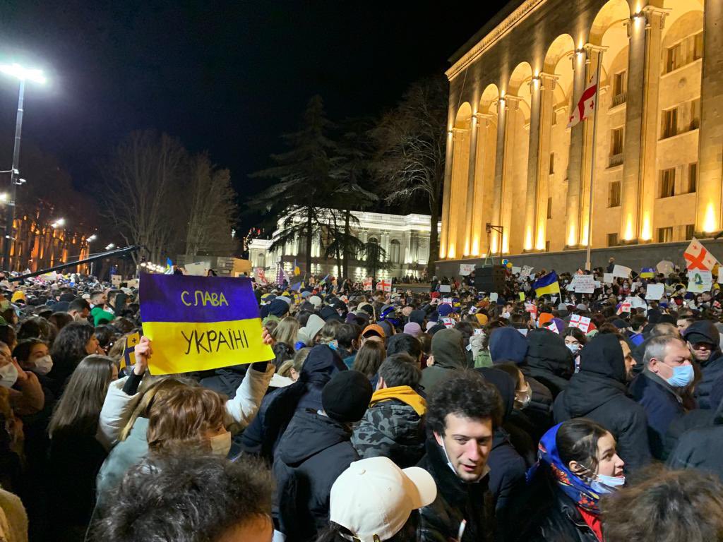 MarkClaytonFCDO's tweet photo. People of Georgia stand in solidarity with #Ukraine once again.  
Сла́ва Украї́ні!                     საქართველოს მოსახლეობა კიდევ ერთხელ უცხადებს სოლიდარობას უკრაინას!                                                     🇬🇧🇺🇦🇬🇪 https://t.co/S65RG6zIJJ
