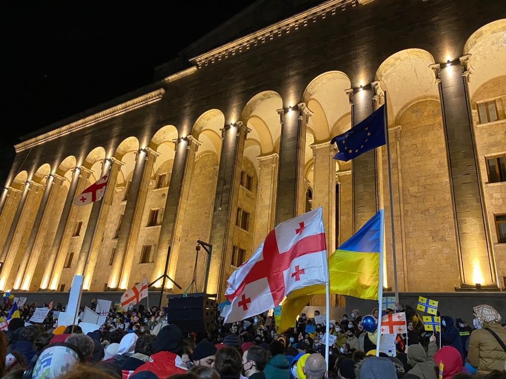 MarkClaytonFCDO's tweet photo. People of Georgia stand in solidarity with #Ukraine once again.  
Сла́ва Украї́ні!                     საქართველოს მოსახლეობა კიდევ ერთხელ უცხადებს სოლიდარობას უკრაინას!                                                     🇬🇧🇺🇦🇬🇪 https://t.co/S65RG6zIJJ