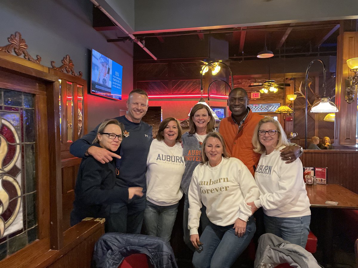 tinaau1's tweet photo. War Damn Eagle from Knoxville!! @AGreeneIV @CoachHarsin Hey @CoachHarsin we’ve got to meet at ballgame, one of our friends picture with you didn’t take!! #crootinfinger https://t.co/2h2g7hVn11