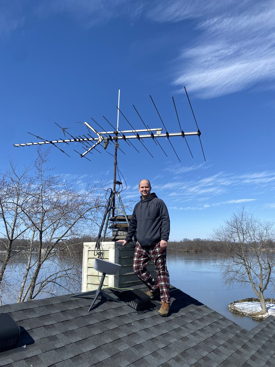 brector's tweet photo. @helium powered by @SpaceX Starlink! 2 awesome projects working together in Illinois. @elonmusk @amirhaleem @fmong @rawrmaan https://t.co/EMQDEKgiKT