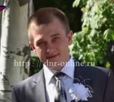 25 01 2015
Саша СМИРНОВ, 4 года.
С мамой и папой покушали и собирались в гости, к папиной сестре. Было затишье. Сашин папа никогда не паниковал и лишнего не говорил. А в этот день сказал жене - я так не хочу умирать. 
В дом прилетел снаряд. Саша и папа погибли.
