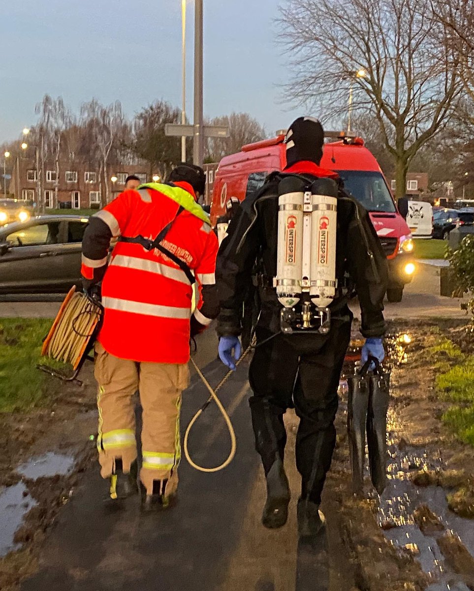 #brandweer haalt persoon uit #oudemaas bij #parkvossendijk in #hoogvliet mogelijk poging  suïcide. Zelf hulp nodig neem contact op met 113.