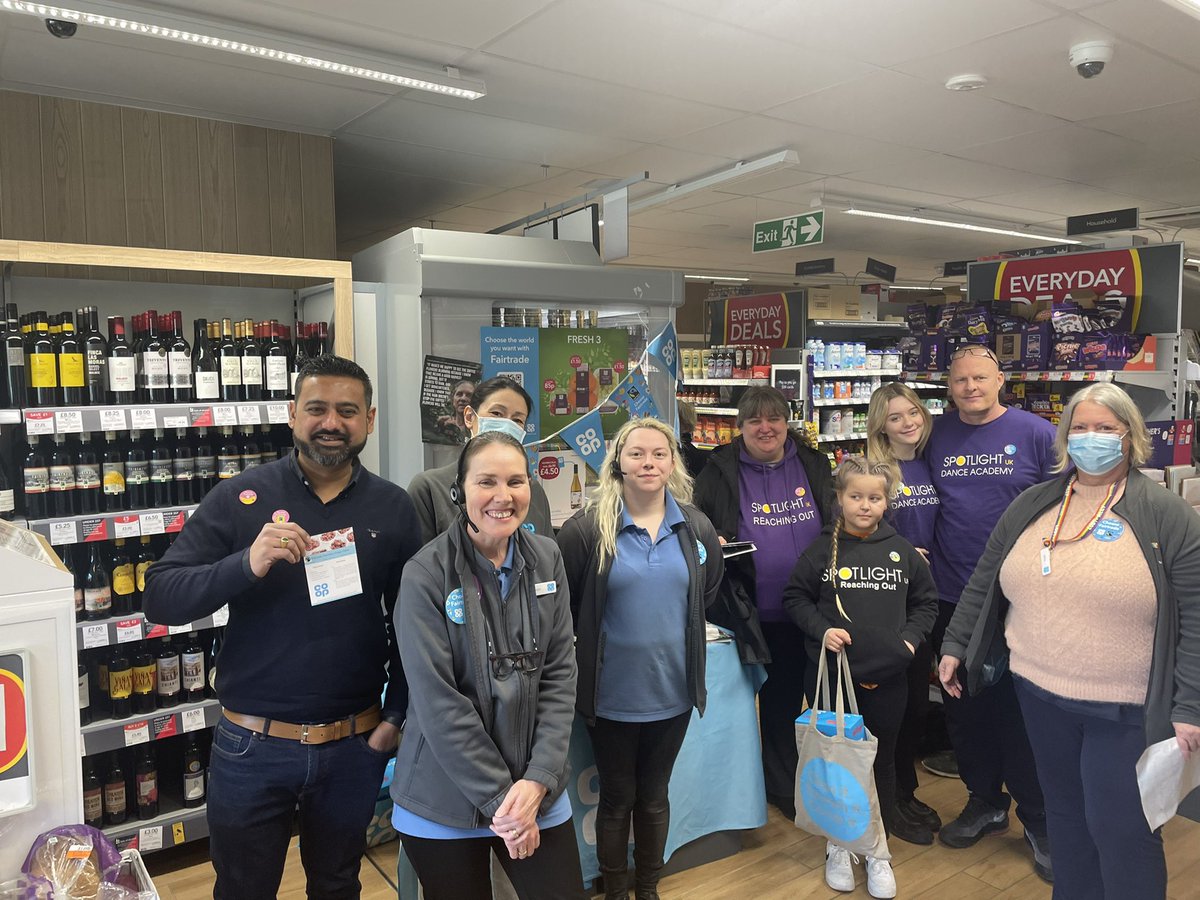 CHLM21's tweet image. #JoinInLiveLocal #CoopOakley talking about the importance of #Fairtrade &amp;amp; @coopuk commitments #CooperatingForAFairerWorld. We had a visit from @SpotlightUK1 who came to see the community &amp;amp; see our new exclusive Fairtrade @benandjerrysUK Ice-cream #OhMyBanoffeePie 

#ItsWhatWeDo