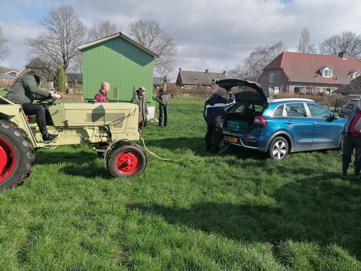 Wijnmakers's tweet photo. Vandaag met gildeleden gewerkt in onze EDUCATIETUIN. Helaas moesten erna de auto's uit de modder getrokken worden. https://t.co/GyZj2Vpobq