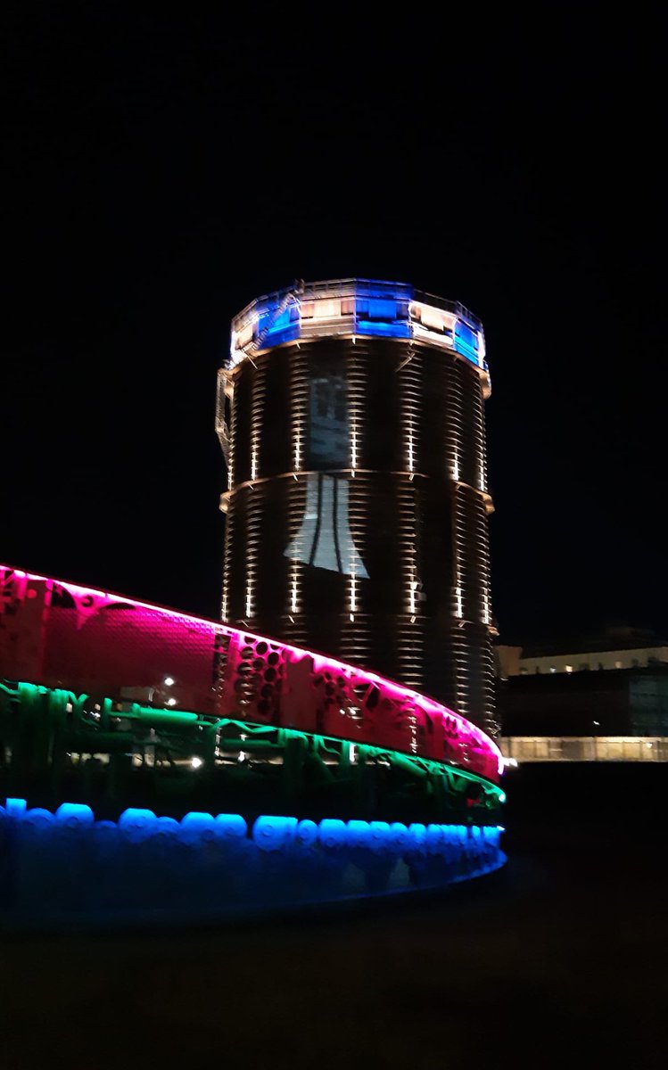 #GruppoHera si illumina in solidarietà al popolo ucraino. Da questa sera il gasometro collocato all'interno della sede della multiutility in viale Berti Pichat a #Bologna prende i colori della bandiera #Ucraina🤝