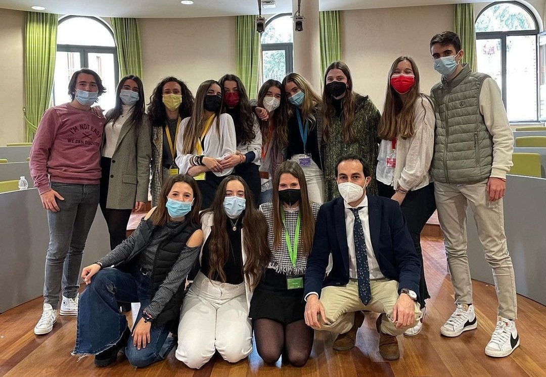 Simulación Parlamentaria Escolar 
(SIPE). Diputados durante tres días. Aprender jugando. Jugar en equipo. Equipo <a href="/CanovasFundac/">Cánovas Fundación</a>.