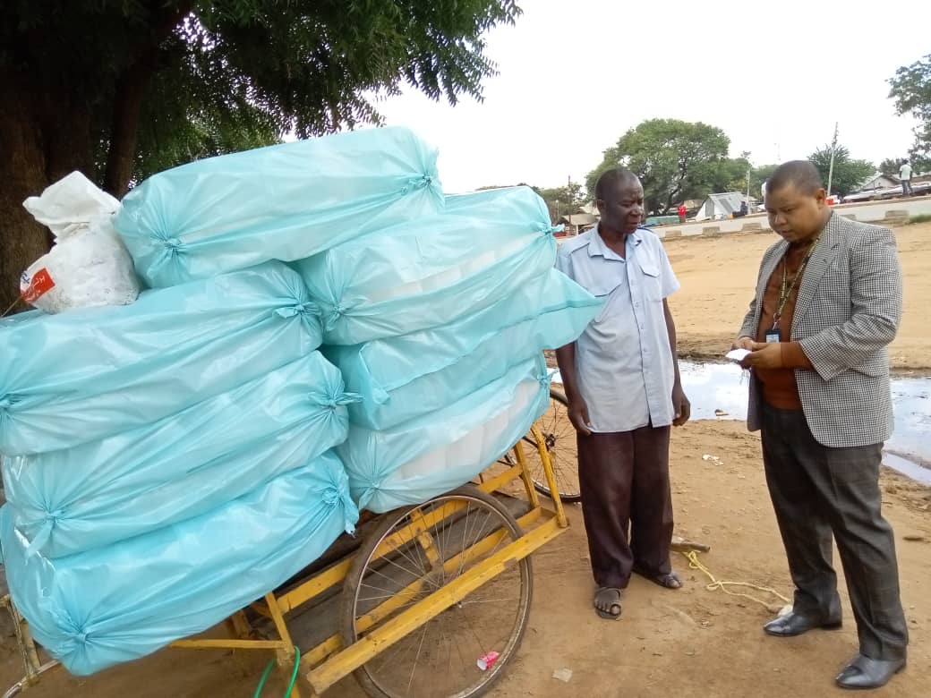TRATanzania's tweet photo. #SINGIDA Maafisa wa Mamlaka ya Mapato Tanzania (TRA) Wilaya ya #Iramba, mkoani Singida wakiendelea na Uelimishaji wa matumizi ya EFD na kampeni la Kamata Wote wilaya ya Iramba. https://t.co/Hya0bAaCJq