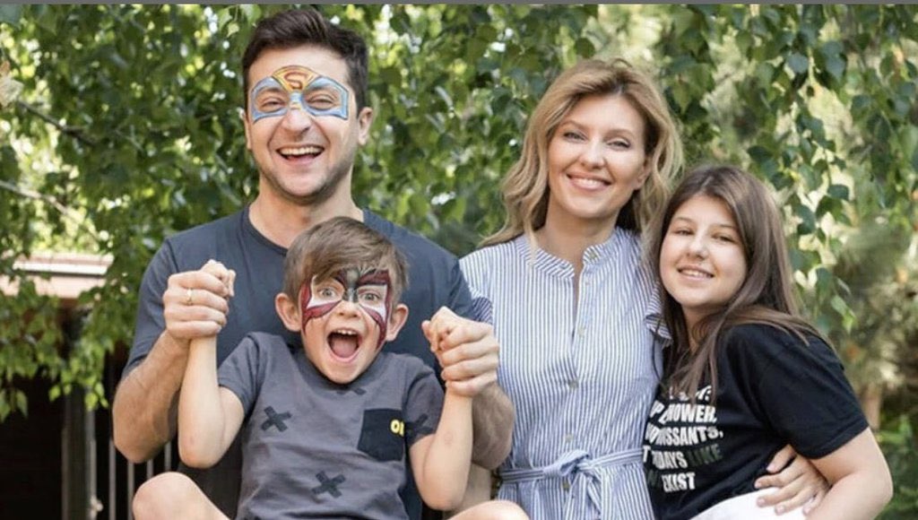 Ukraine's president Volodymyr #Zelenskiy rejected  The State's offer to evacuate  him from kyiv he said "i might be killed but i can't  abandon  my people when my country is going thru darkest hour"
Respect ❤🇺🇦 to this beautiful Family.
#Ukraine
#UkraineRussiaWar